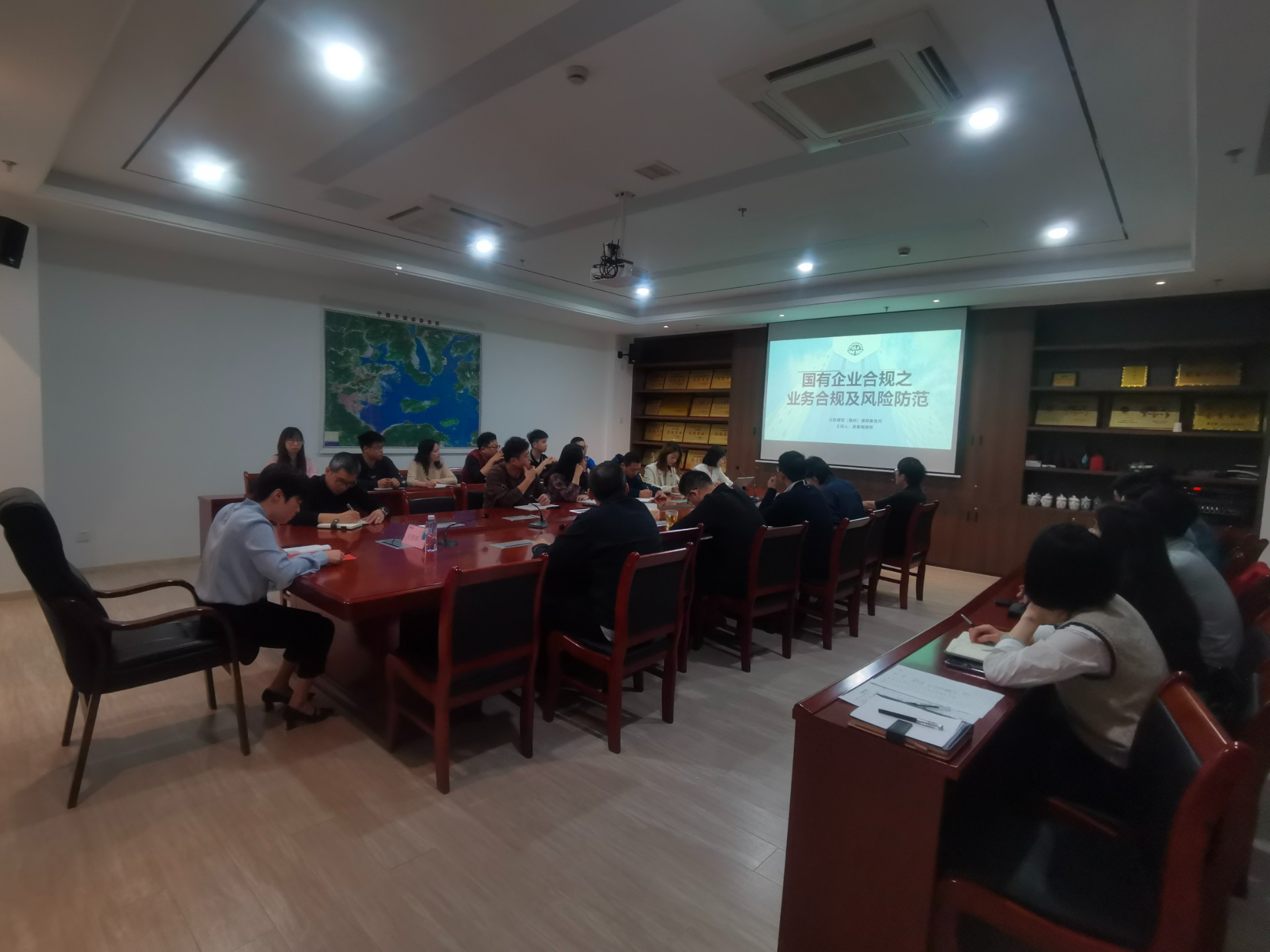 合規講堂第一課——市交投物流集團開(kāi)展國企業(yè)務(wù)合規及風(fēng)險防范培訓，劉招蕊拍攝.jpg
